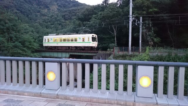 朝乗った叡山電鉄の1両で走る電車